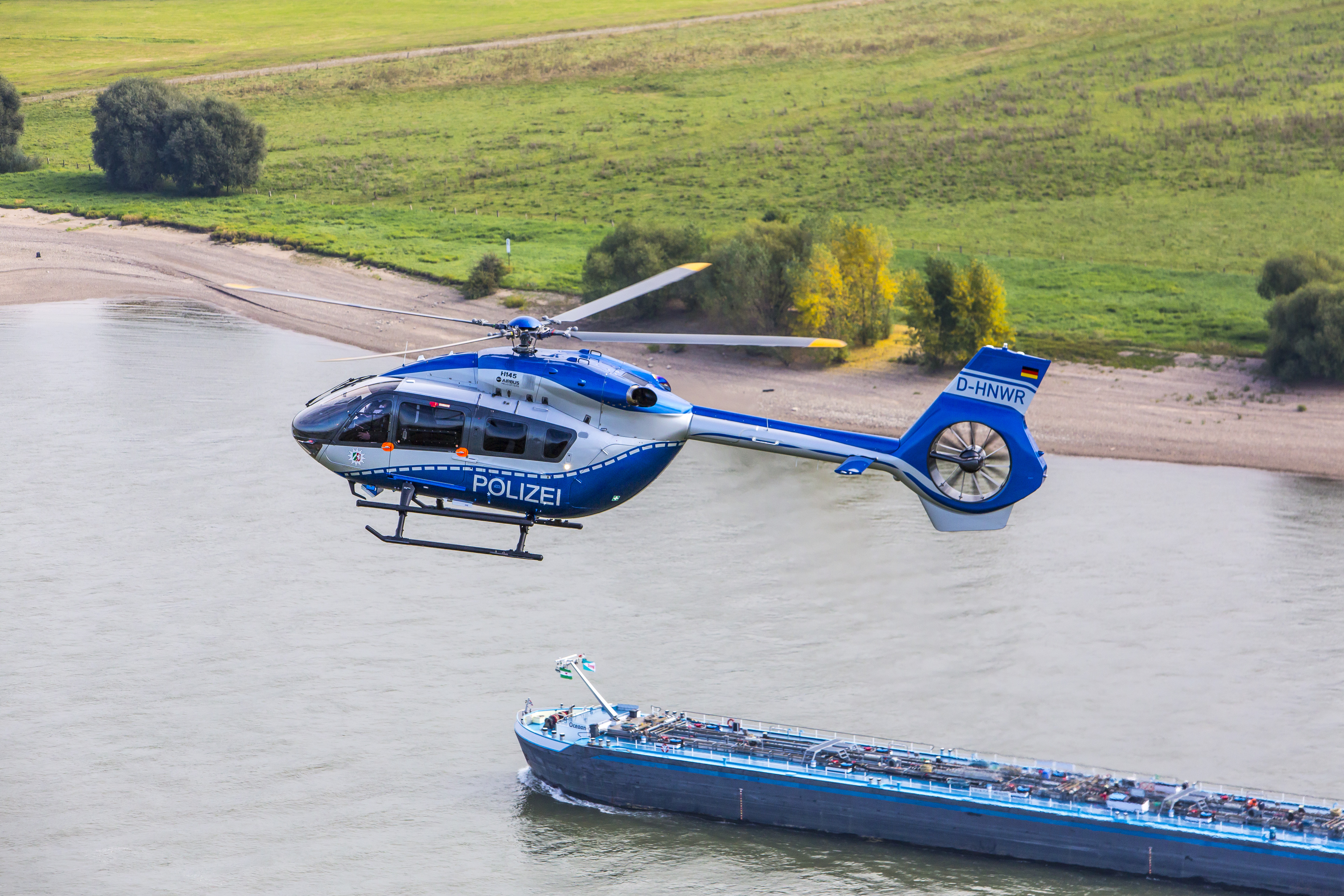 Hubschrauber über dem Rhein