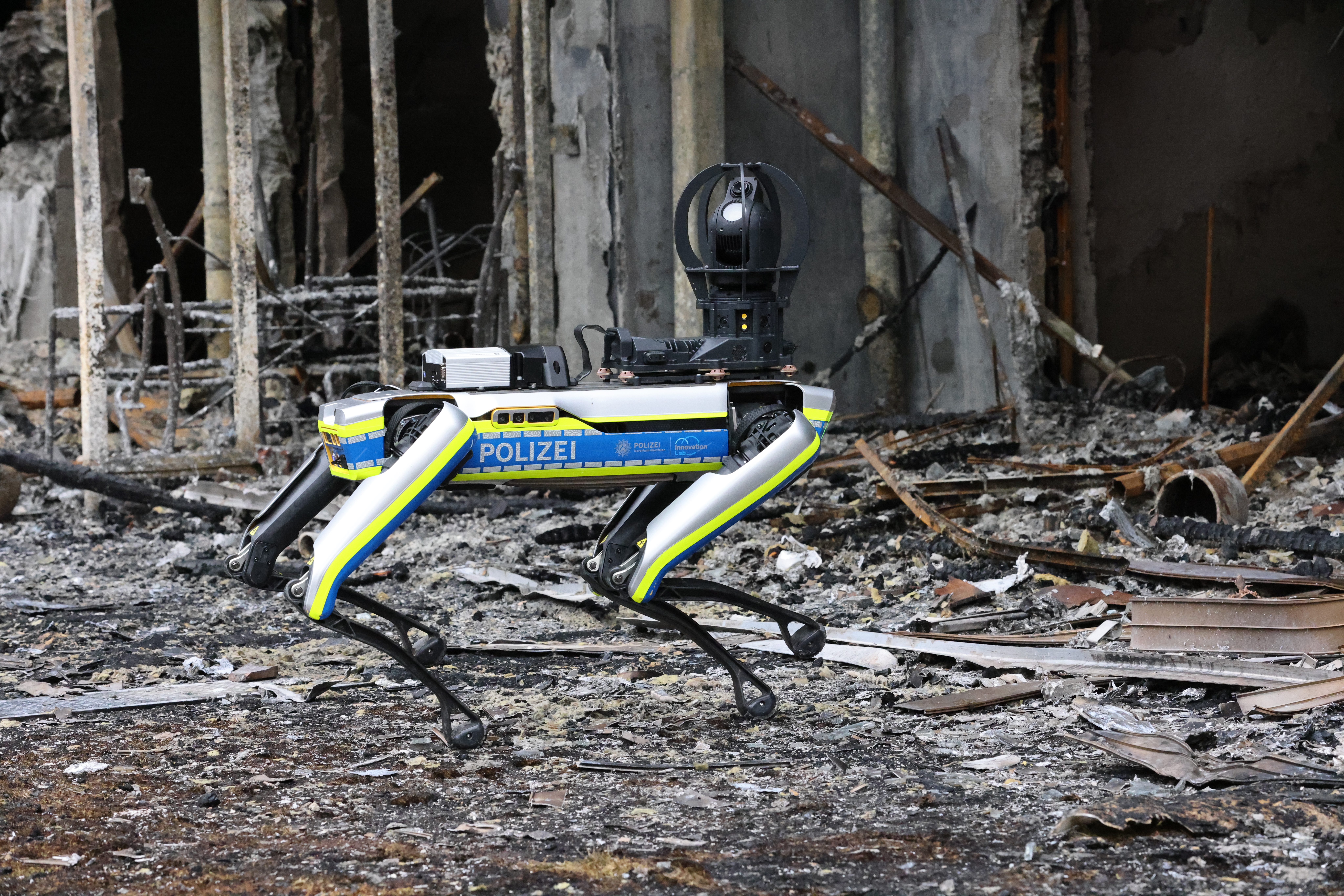 Roboterhund vor der Brandruine in Essen