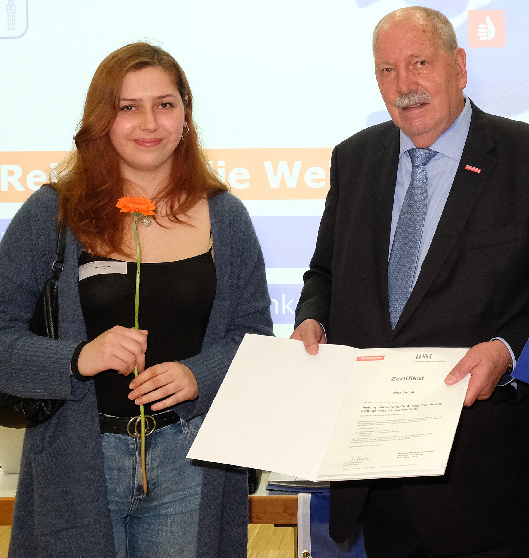 Nina Ludolf receives her certificate of participation