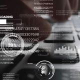 Mann an Laptop