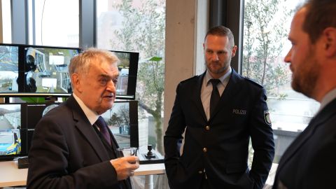 Innenminister Herbert Reul im Gespräch mit Mitarbeitern des LZPD NRW