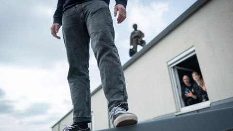 Beim Training wird eine Suizidlage simuliert. Ein Mann steht am Rande eines Daches. In einem Fenster dahinter sind Kräfte der Verhandlungsgruppe zu sehen, die mit dem Mann sprechen. Auf einem höheren Dach im Hintergrund steht ein Sicherungsschütze des SEK.