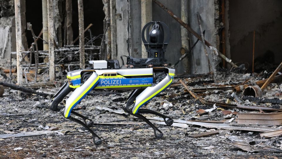 Roboterhund vor der Brandruine in Essen