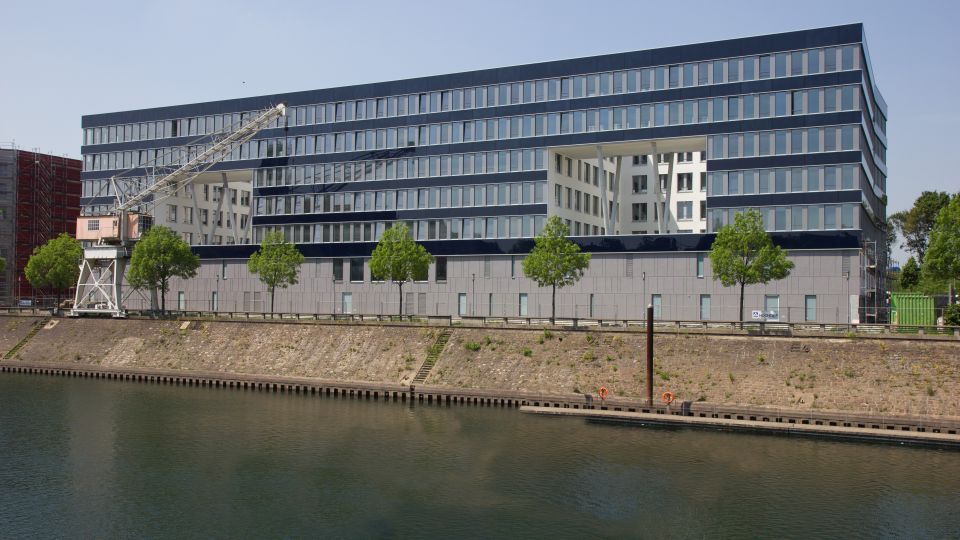 Eines der LZPD-Gebäude von der Wasserseite aus fotografiert