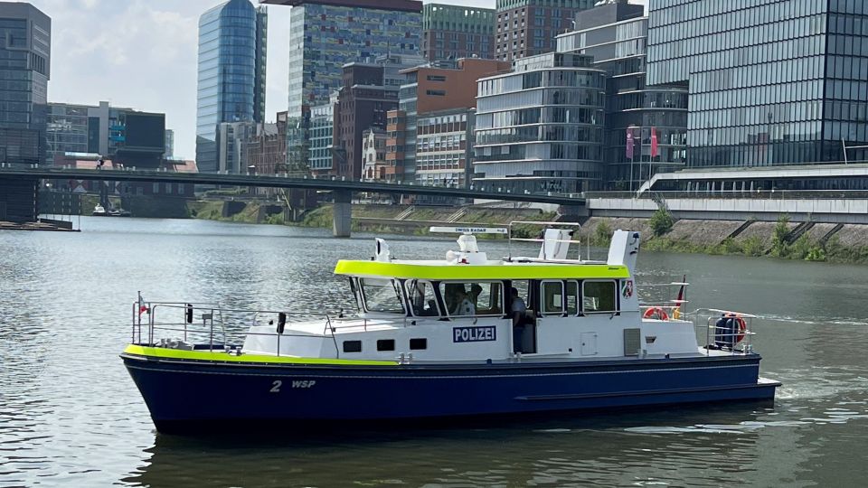 Das Boot WSP 2 fährt über den Rhein in Düsseldorf
