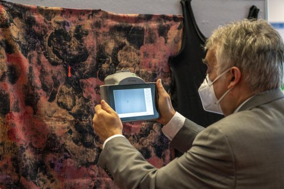 Innenminister Herbert Reul testet das neue Gerät zur Sichtbarmachung von Blutspuren