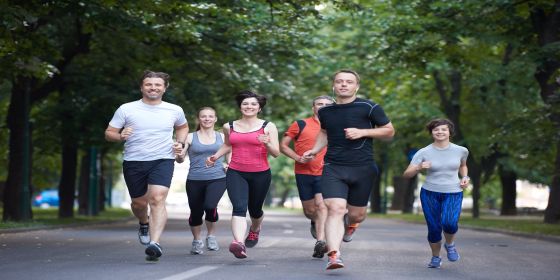 Männer und Frauen joggen gemeinsam