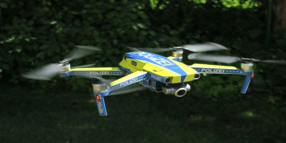 Fliegende Drohne in Polizei-Optik